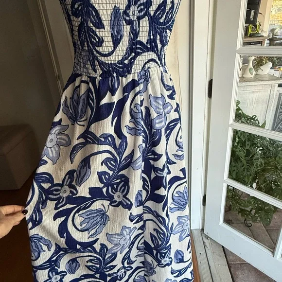 Blue and White smocked floral dress in Medium. Worn once. Perfect for Greece! 🇬🇷 - Picture 12 of 13